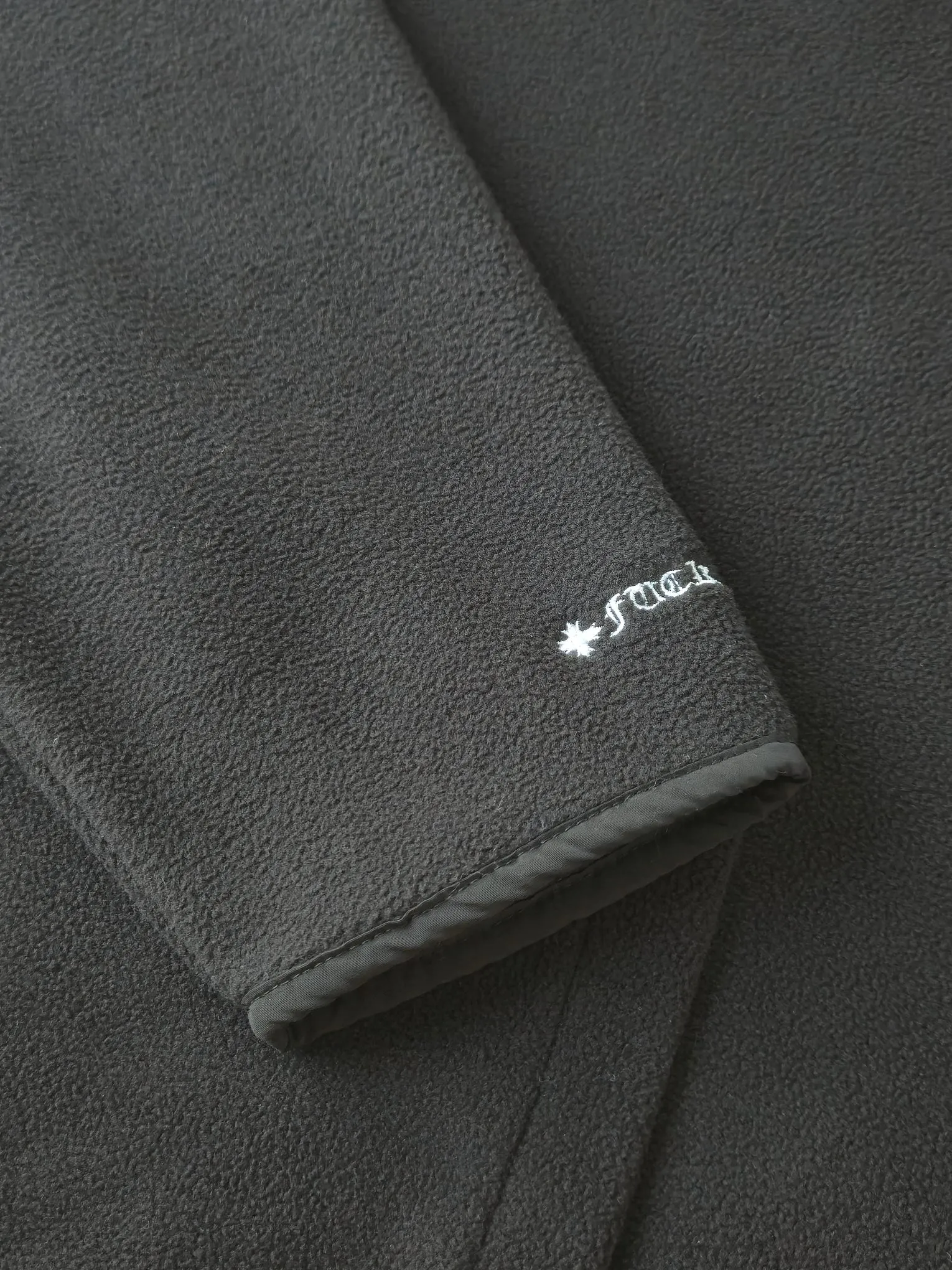 P420 Embroidered double-sided brushed polar fleece hooded sweatshirt is rare in Chrome Heart's selection of materials. It uses terry and brushed fabrics to make it softer and warmer. Classic horseshoe embroidery on the chest. Made of imported lambskin. The crusader flower snap buttons on the collar and the melon beads on the hem are all genuine antique silver. Size S M L
